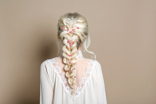 Nat&uuml;rliches romantisches Make-up und Styling f&uuml;r eine Hochzeit