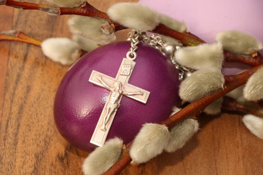Easter, Ostern, Osterei und Kruzifix als Symbol für die Osterzeit