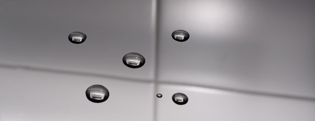 Wassertropfen auf neutralem hellem Hintergrund