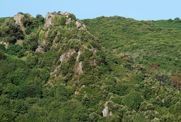 Fototapeta na wymiar Maisontraditionelle sur piton rocheux en haute Corse