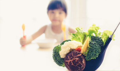 Children like to eat vegetables.