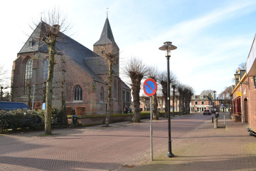 dorpskerk van Zelhem in de gemeente Bronckhorst aan een winkelstraat