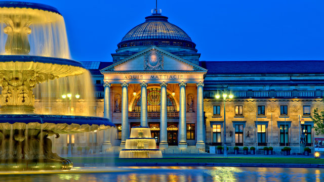 Wiesbaden, Kurhaus am Abend.