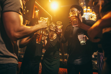 People at nightclub enjoying with cocktails - obrazy, fototapety, plakaty