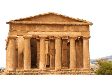 Obraz premium Ancient ruins Greek temple of Concord in the Valley of Temples, Agrigento, Sicily, Italy