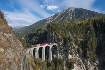 SCHWEIZ - Einer Reise mit dem Zug durch die Schweizer Bergwelt