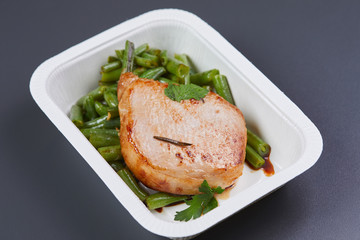 medallion of pork with green beans
