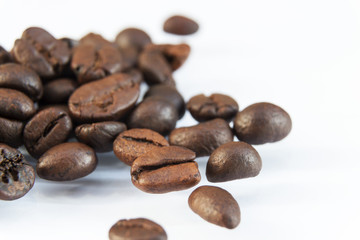 Photo macro coffee beans on a white background.