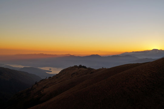 Panorama al tramonto con vista aerea lago d'Orta e Monte Rosa Italia