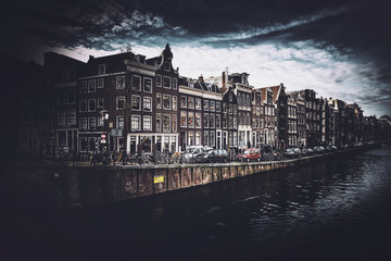 Fototapeta na wymiar Amsterdam buildings over canal