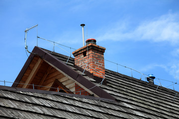 Obraz premium Antena na drewnianym dachu domku jednorodzinnego.