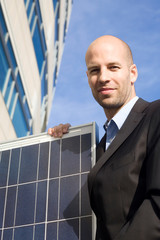 Verkäufer mit Solarpanel
