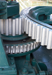 Fototapeta na wymiar The mechanism of the large gear of old steam engine 