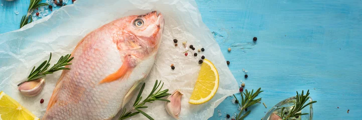 Crédence de cuisine en verre imprimé Poisson Tilapia de poisson cru frais. Fond de nourriture ingrédients de cuisine format de bannière longue