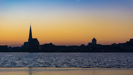 Fototapeta na wymiar Skyline von Rostock am Morgen