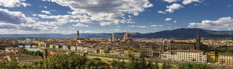 Fototapeta na wymiar Veduta panorama della città di Firenze con Fiume Arno, Palazzo Vecchio, Ponte Vecchio e Duomo