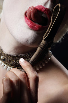 femme marquise dix-huiti&egrave;me si&egrave;cle avec teint poudr&eacute; blanc et cravache 