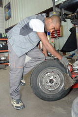 Obraz na płótnie Canvas worker fixing a tire
