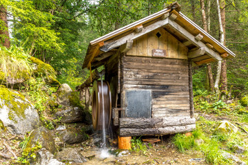 Alte Stockmühle mit Wasserrad im Wald