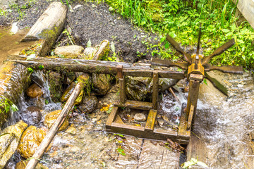 Wasserkraft bewegt das Wasserrad im Bachlauf
