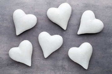 Obraz premium Stone heart on a gray background. Valentine Day background.