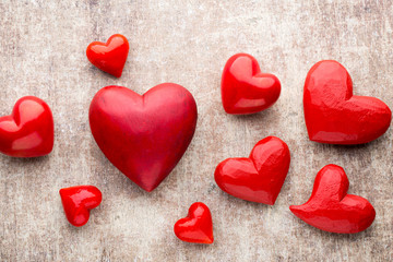 Obraz premium Red heart on the wooden background.