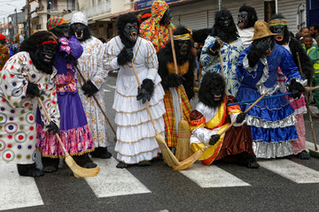 au carnaval de Cayenne même les passages cloutés seront balayés par les gorilles, Guyane...