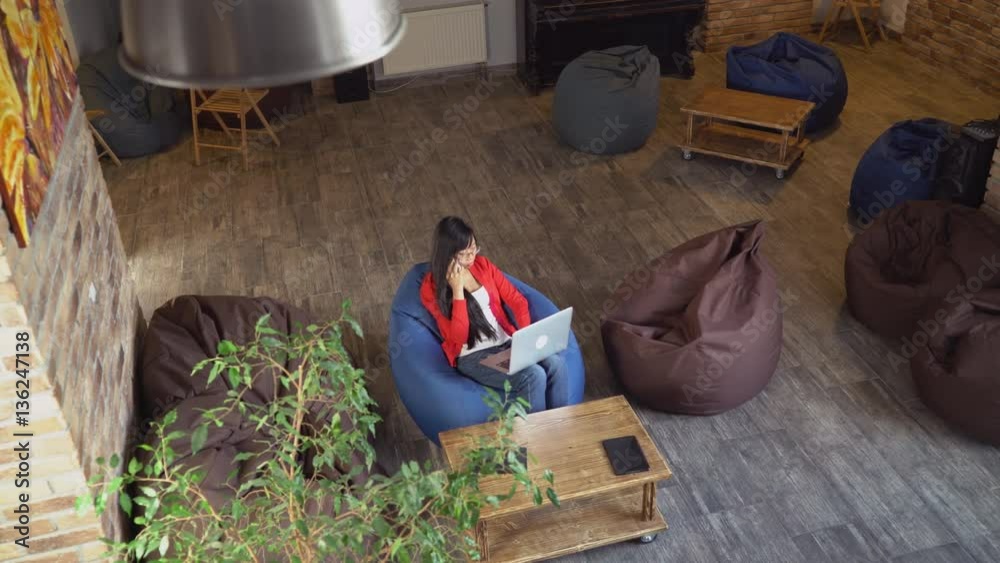 Aufkleber emptyin startup company only one woman sitting in casual office calling client and checking informat
