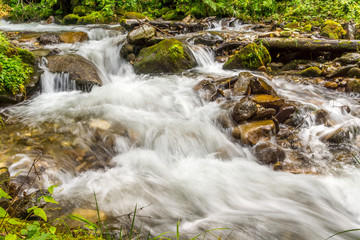 Wilder Bach fließt durch steiniges Gelände