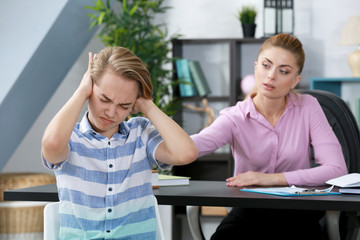 Obraz premium Depressed teenager having therapy session with therapist at office