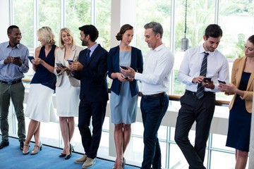 Obraz premium Business executives using mobile phone