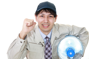 ボトルを運ぶ男性
