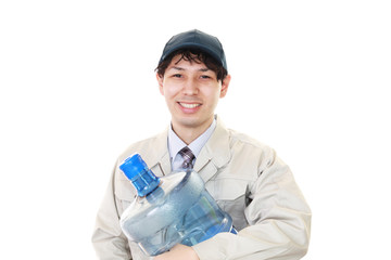 ボトルを運ぶ男性
