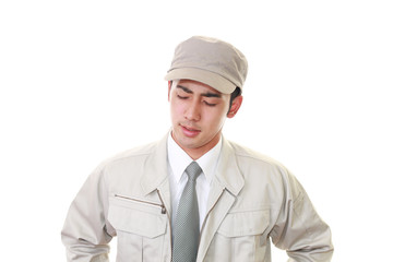 疲れた表情の男性
