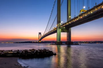 Schilderijen op glas Verrazano-Narrows-brug in Brooklyn en Staten Island in de schemering © quietbits