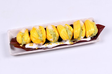 Jackfruit wrap the green and white of sticky rice.