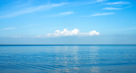 Fototapeta na wymiar Quiet blue sea