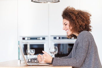 Obraz premium Excited young woman surfing on her laptop