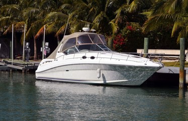 Fototapeta na wymiar Upscale cabin cruiser docked on Sunset Island an exclusive gated community on the intra-coastal waterway in Miami Beach,Florida