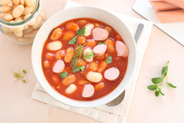 Bohneneintopf mit Würstchen
