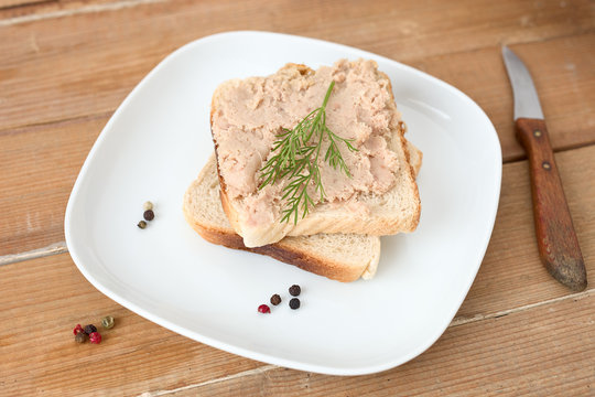 Zwei Scheiben Toast mit Leberwurst