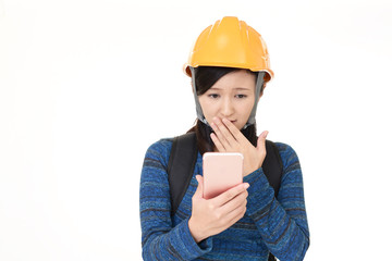 驚いた表情の女性