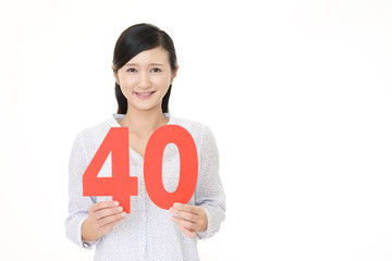 数字を持つ女性