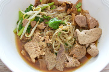 dried thin rice noodle topping braised pork and liver in brown soup