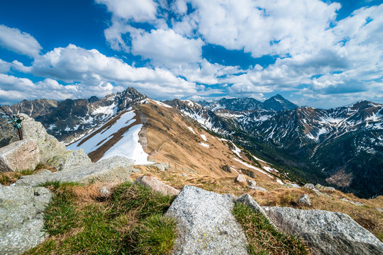 Tatry wysokie, polewo świnica, w oddali Krywań, wiosna