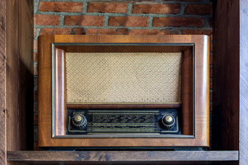 Antique radio on the wooden shelves