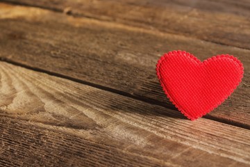 Naklejka premium Valentines day red heart on old wood
