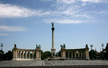 Fototapeta na wymiar The Heroes Square, a monument to a millennium of Hungary in Budapest