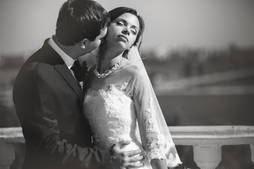 Naklejka premium bride and groom on the background of the city