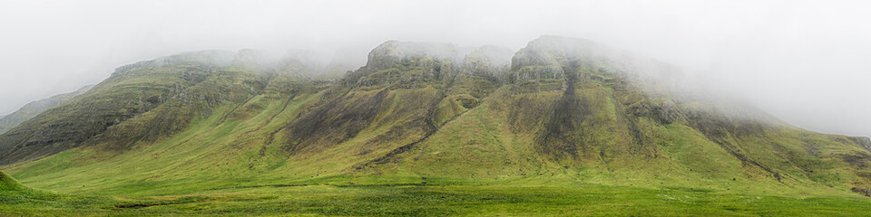 Naklejka premium Mountain tops in the clouds